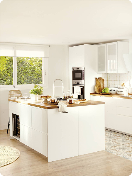 cocina-blanca-moderna-con-encimera-de-madera-00539455_295f8a5f_1500x2000